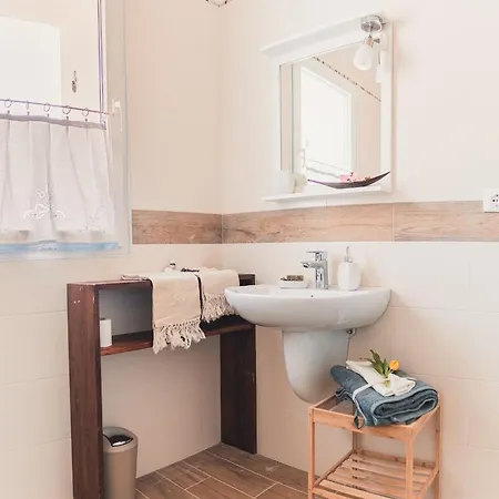 Al Giardino Dei Laghi Bed & Breakfast *